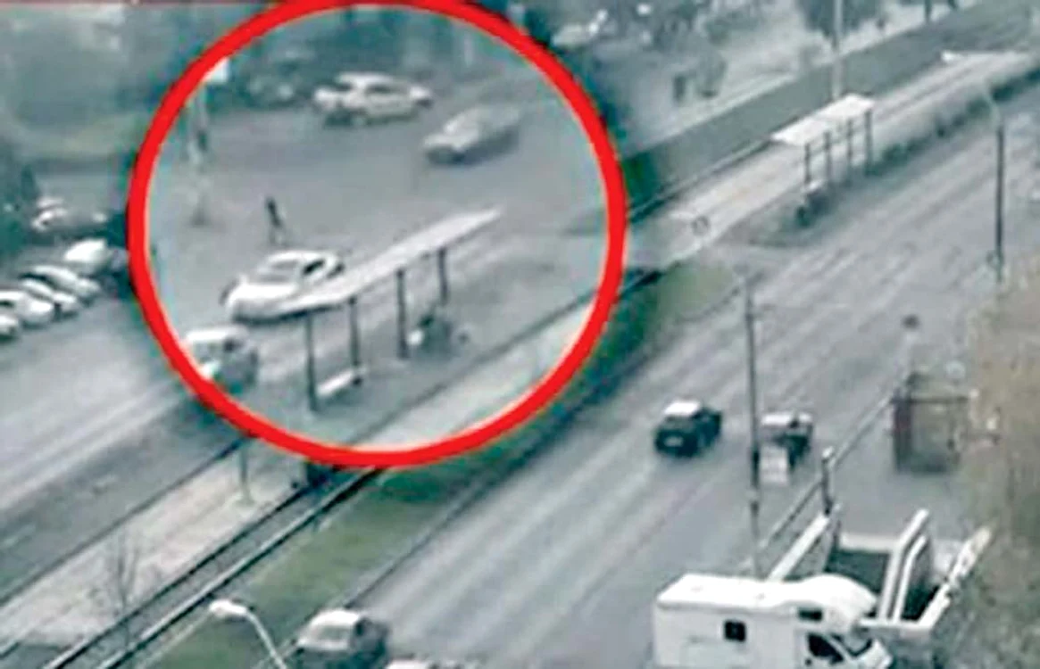 Acesta este momentul în care fata este lovită de maşină