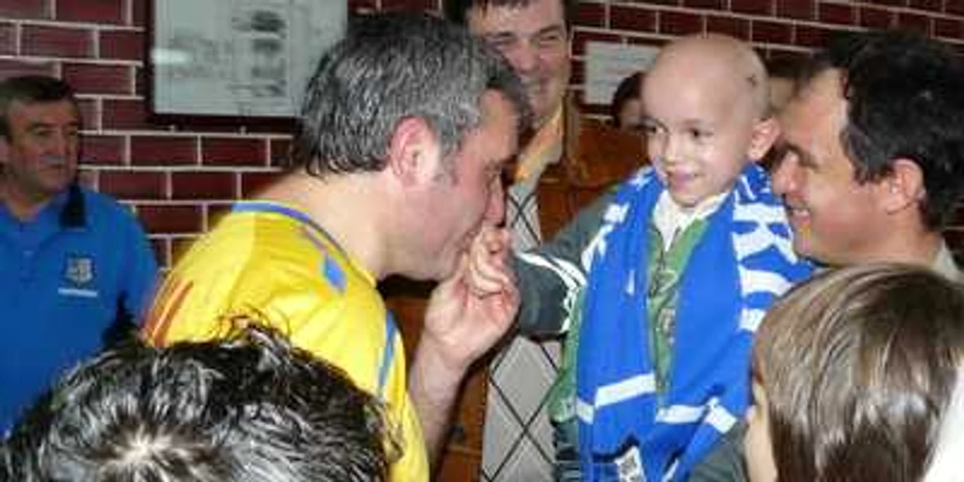 Hagi a făcut cunoştinţă cu Andrei înainte de meci şi a donat o mie de euro pentru tratamentul său