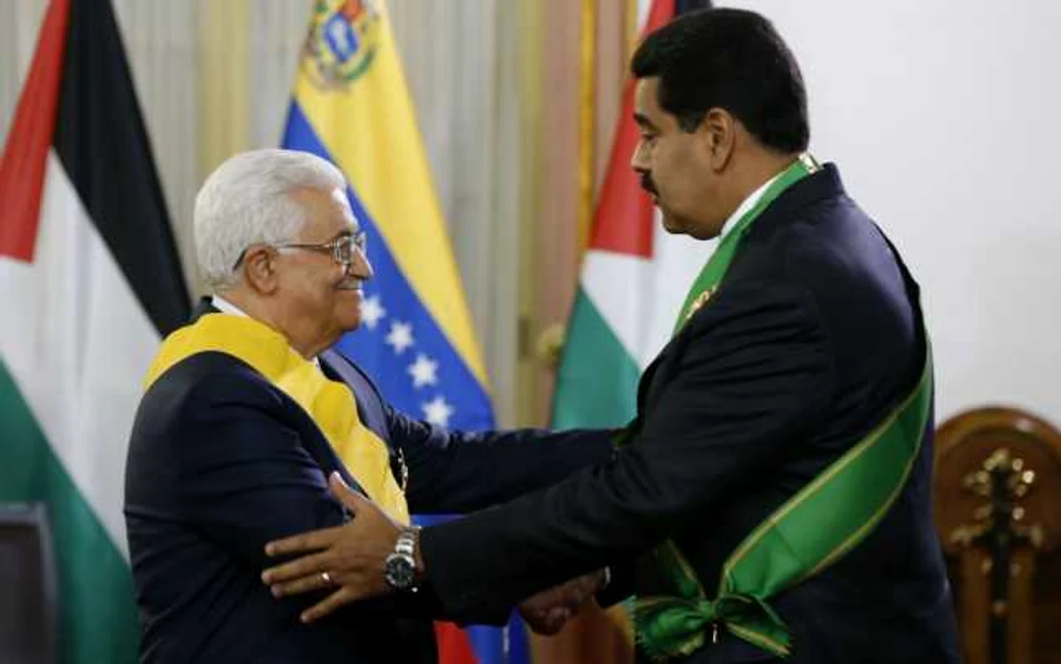 Mahmoud Abbas (stânga) şi Nicolas Maduro (dreapta), strângându-şi mâinile după semnarea acordului. FOTO Reuters