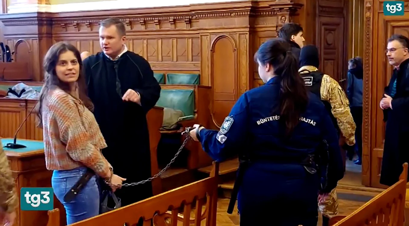 Ilaria Salis, la prima înfăţişare la un tribunal din Budapesta, foto captură video