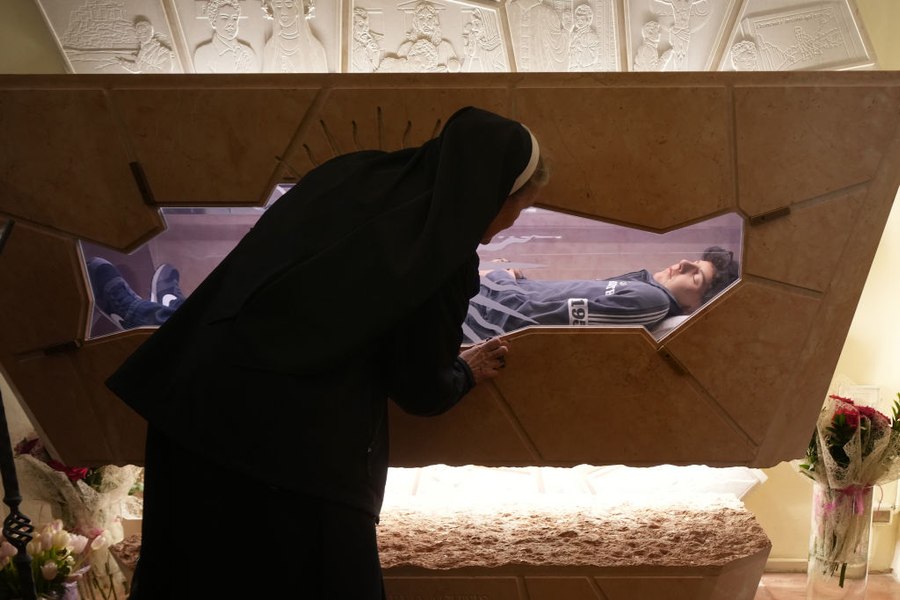 Controversele din spatele sfințirii lui Carlo Acutis, „influencerul lui Dumnezeu”, canonizat duminică de Papa Leon XIV. Ce acuzații se aduc Vaticanului