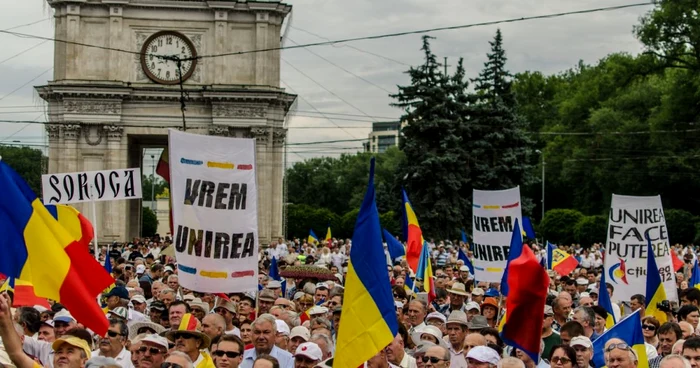 Oamenii au scandat lozinci unioniste. FOTO Sandu Tarlev