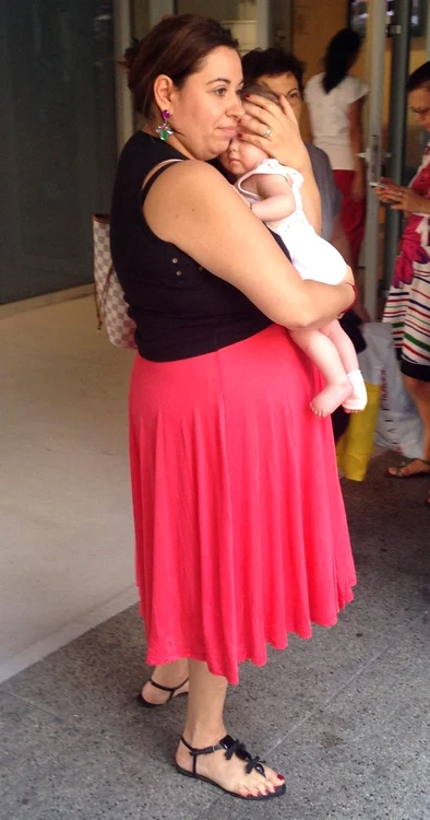 Asistentele i-au pus micuţei branulă şi în picioruşfoto: CAPS