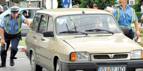 GORJ. I-au dat o mână de ajutor să scoată maşina din giratoriu