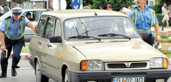 GORJ.  I-au dat o mână de ajutor să scoată maşina din giratoriu