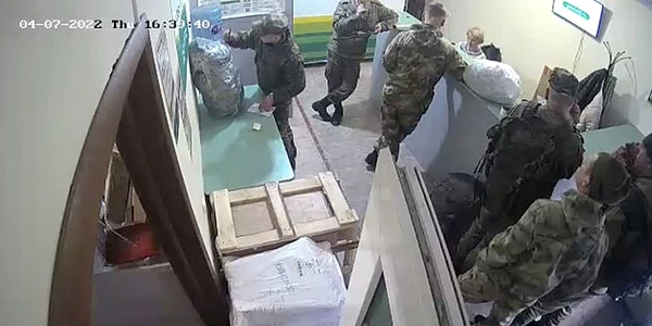 soldati rusi care trimit pachete cu obiecte furate din Ucraina foto The Moscow Times