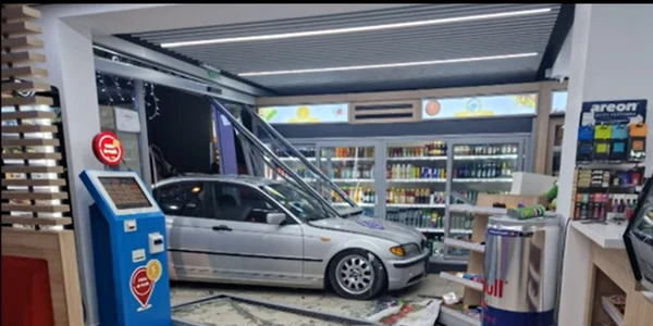 Mașină intrată în clădirea unei benzinării Foto captură video jpg