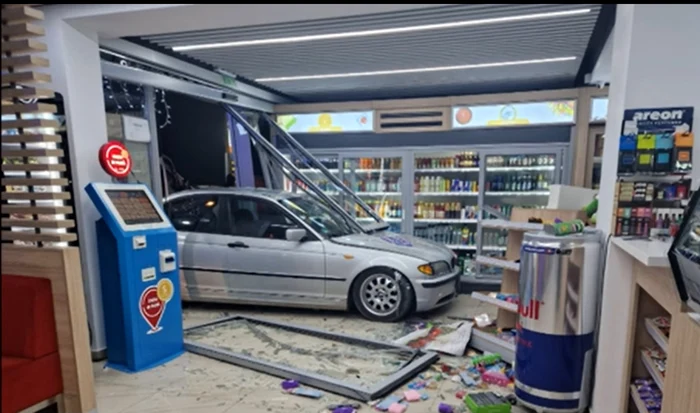 Mașină intrată în clădirea unei benzinării Foto capturi video