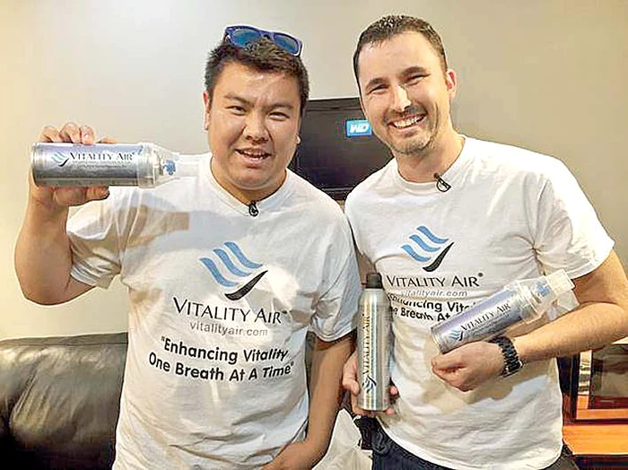 
    Canadienii Troy Paquette şi Moses Lam vând aer îmbuteliat la 63 de lei cutia  