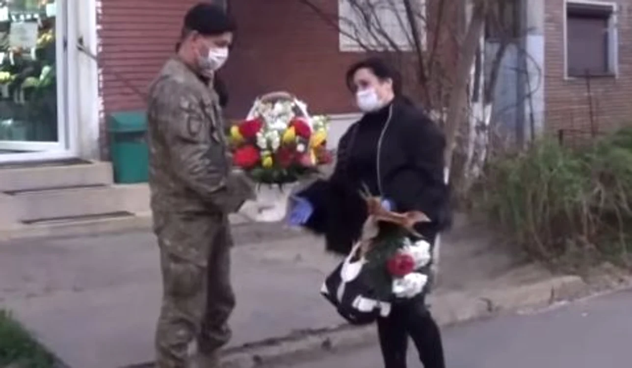 
    Asistenta umilită de vecini a fost primită cu flori și urale de către militarii din Galațifoto: captură video  