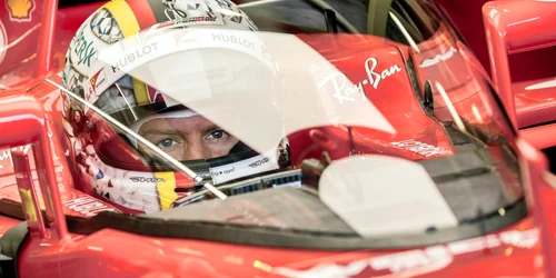 Pilotul german de Formula 1 Sebastian Vettel de la Scuderia Ferrari e susrprins în timpul primei sesiuni de pregătire a Marelui Premiu de Formula 1 al Marii Britanii pe circuitul Silverstone din Northamptonshire Marea Britanie FOTO EPA / Valdrin Xhem