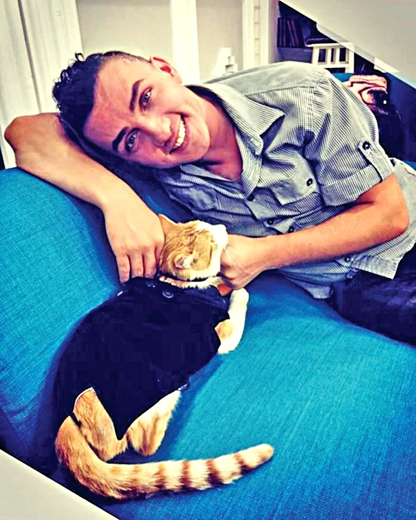 
    Mihai nu mai are  loc în pat de pisici  