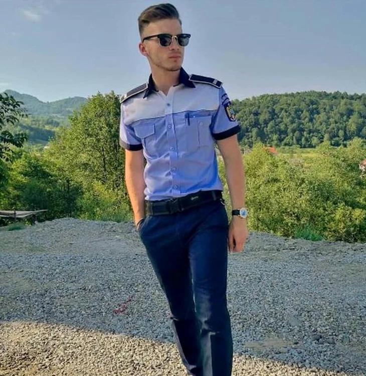 Un alt tânăr polițist care pune preț pe felul cum arată atunci când iese pe teren