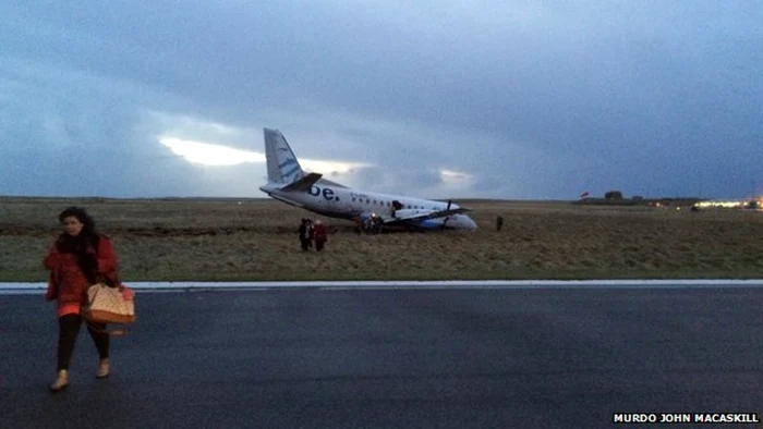 Un avion de dimensiuni mici a ieşit de pe pistă din cauza vântului puternic. FOTO via BBC