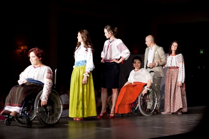 18 modele cu dizabilităţi locomotorii şi boli incurabile au defilat sâmbătă după-amiaza pe scena DARE Social Fashion Show, primul eveniment caritabil de modă din Republica Moldova Foto: Dare.md