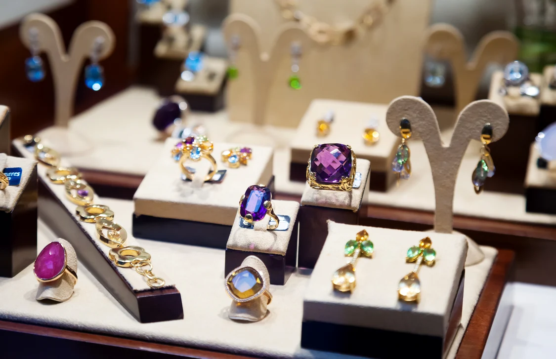 Jaf armat la magazinul de bijuterii de lux Bulgari din Place Vendôme, la Paris / Foto: Freepik