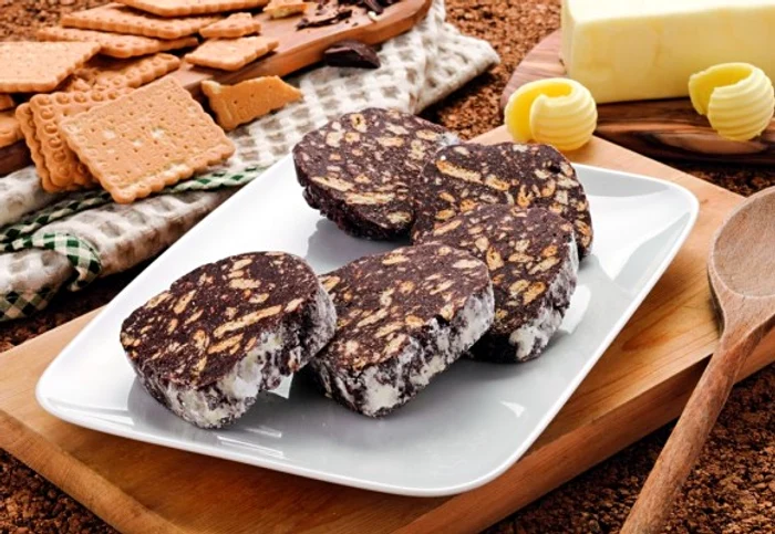Salamul de biscuiți este un desrt ușor de preparat si in care nu ai nevoie de ingrediente deosebiteclickpoftabuna.ro