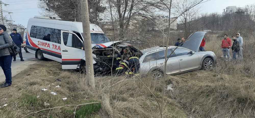 Microbuz cu zece pasageri, implicat într-un accident rutier în Eforie Nord. Trei victime au ajuns la spital