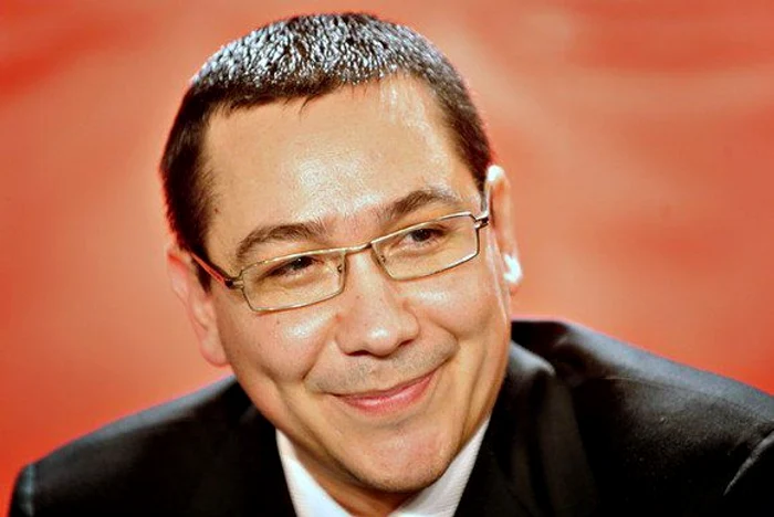 
    Fostul premier Victor Ponta a publicat o fotografie cu familia lui, în jurul bradului de CrăciunFOTO: Facebook  