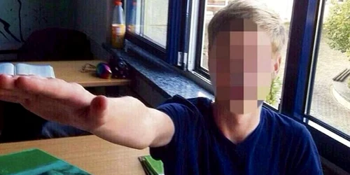 Elevi dintr-un liceu german se saluta cu Heil Hitler FOTO Bild