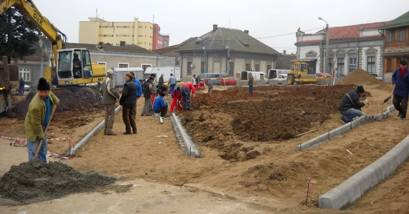 Muncitorii lucrează la construirea aleilor pietonale