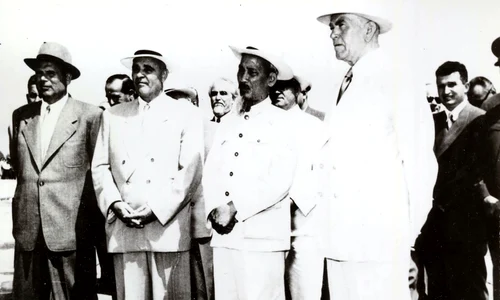 Foto sus: O delegaţie din Vietnam, în frunte cu Ho Si Min, primită pe aeroportul Băneasa de conducerea Partidului Comunist Român, în august 1957 (© „Fototeca online a comunismului românesc”, cota: 15/1957)