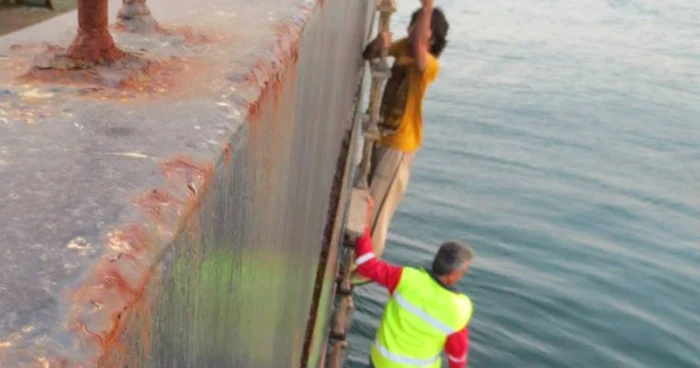 Marinarii au primit mâncare de la localnici. FOTOViorel Moga