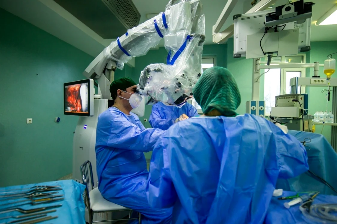 Medici în sala de operație FOTO: Arhivă