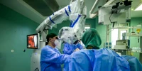 Medici în sala de operaţie