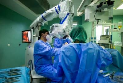 Medici în sala de operaţie