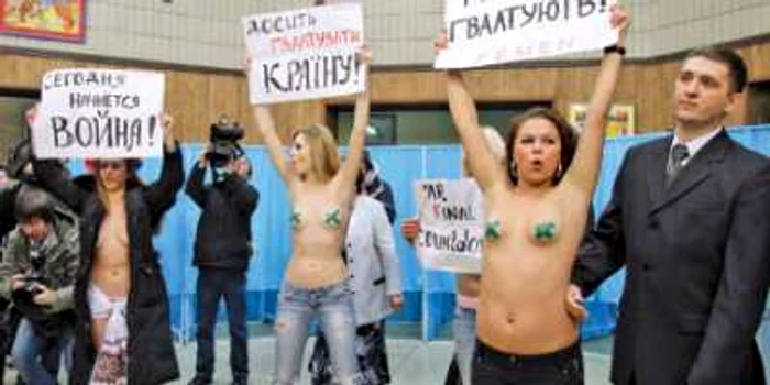 Câteva tinere au protestat goale, pentru alegeri corecte, chiar la secţia unde a votat Viktor Ianukovici
