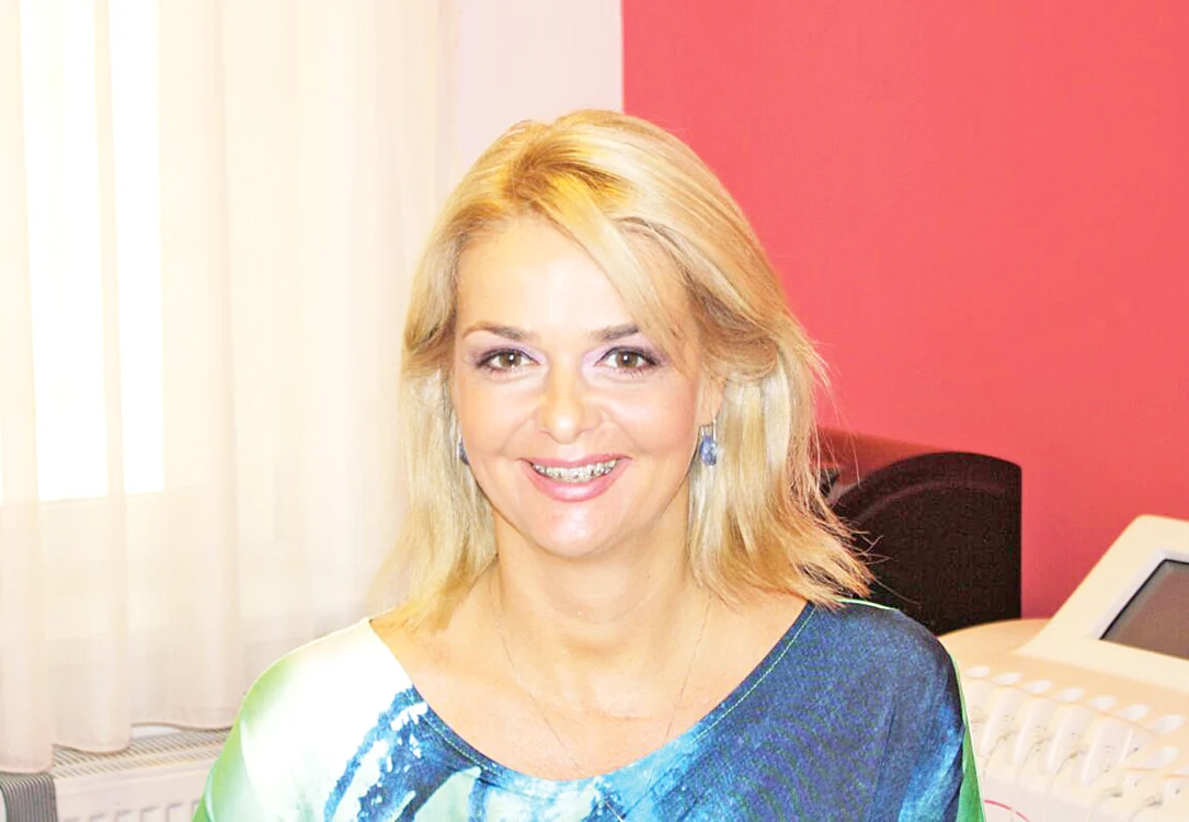 
    Iuliana zâmbeşte,  fericită, că i s-au  îndreptat dinţii  