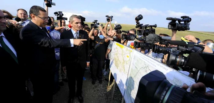 Premierul Victor Ponta şi omologul său moldovean, Iurie Leancă,au inspectat ieri stadiul lucrărilor la gazoductul Iaşi-Ungheni FOTO gov.ro