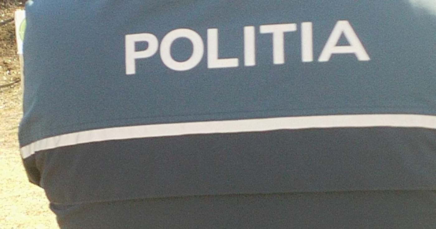 Poliţiştii l-au predat procurorilor care vor decide ce fac cu tânărul. Foto: Adevărul