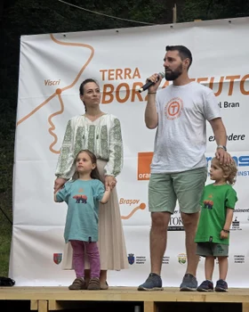 Alina Maria de Roumanie cu Nicolae al României și copiii lor pe Via Teutonica, parte a Via Transilvanica. FOTO: Facebook