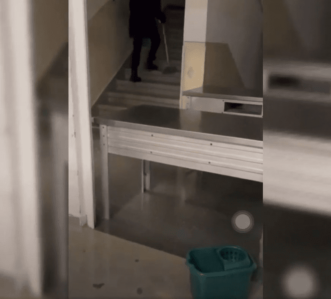 În sediul Academiei de Poliției plouă ca afară.  „Apelul, urmat de binemeritatul dat cu mopul“ VIDEO