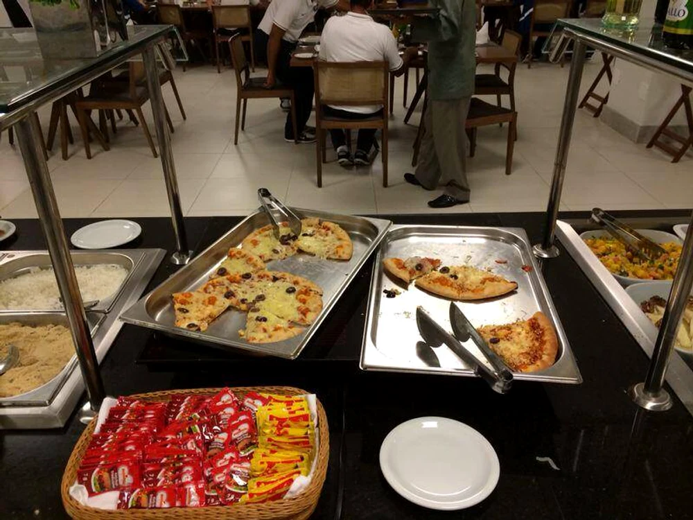 Resturile de pizza rămase în cantonamentul de la Granja Comary după ce Neymar şi compania s-au înfruptat copios