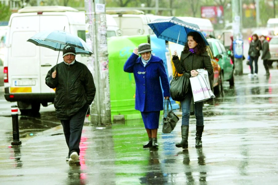 Săptămâna începe cu cer noros şi ploaie în centrul şi vestul ţării. Nu uitaţi umbrelele acasă!