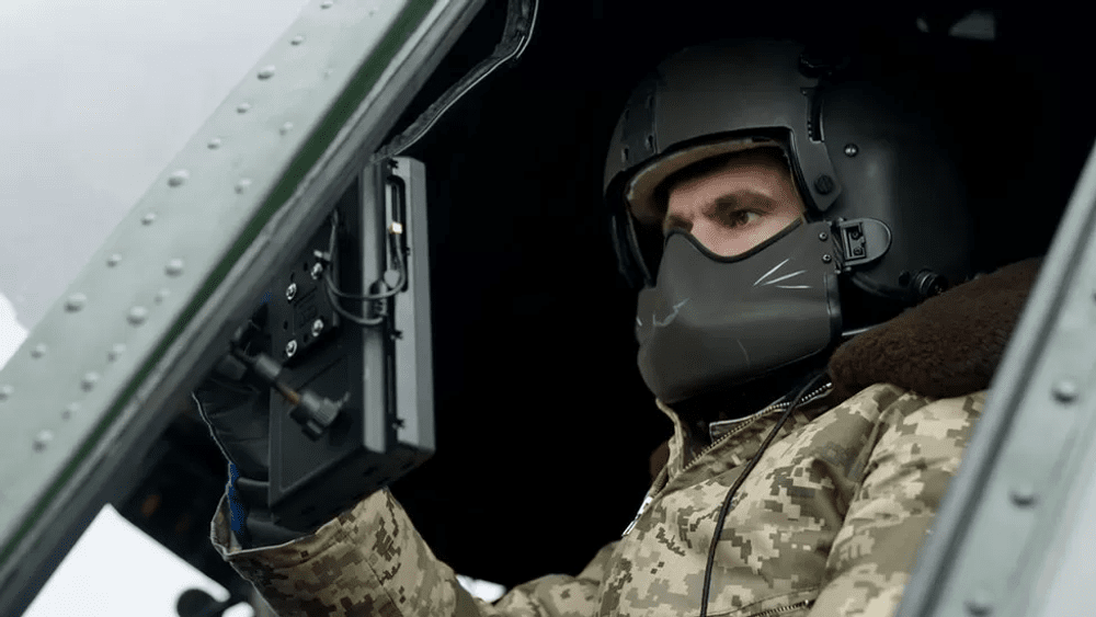 Războiul din Ucraina, de la bordul unui elicopter care zboară la joasă înălțime, cu un pilot renumit | Reportaj BBC VIDEO
