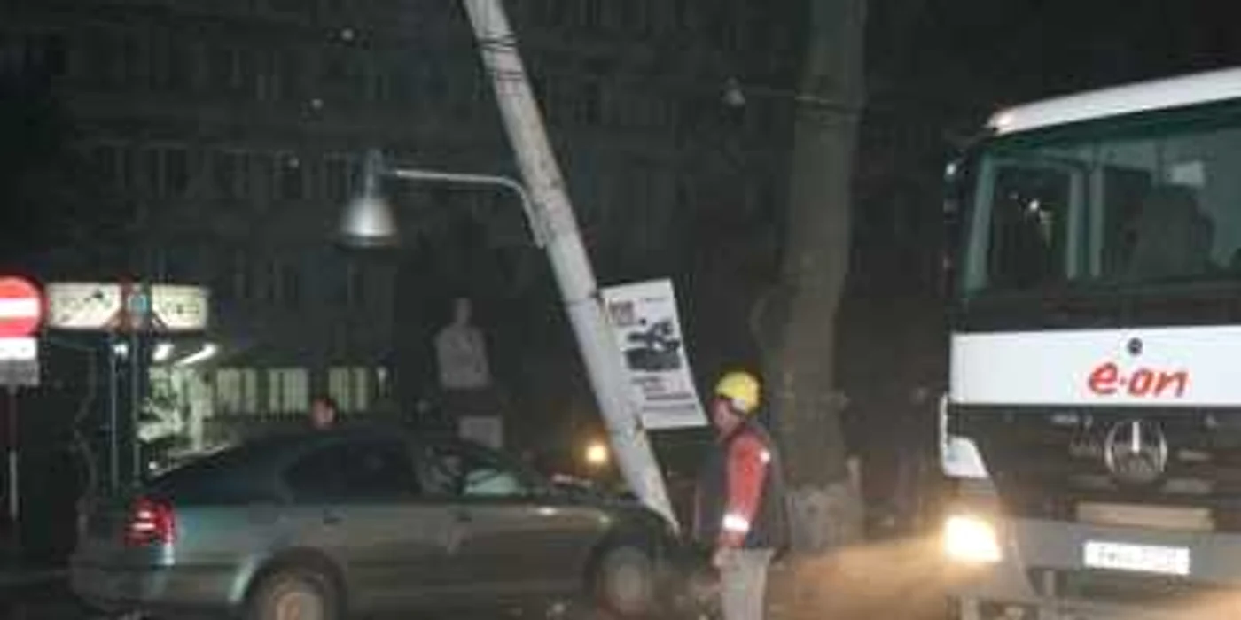 Echipele E.on au trebuit să se asigure că stâlpul rupt nu se va prăbuşi până va fi înlocuit.