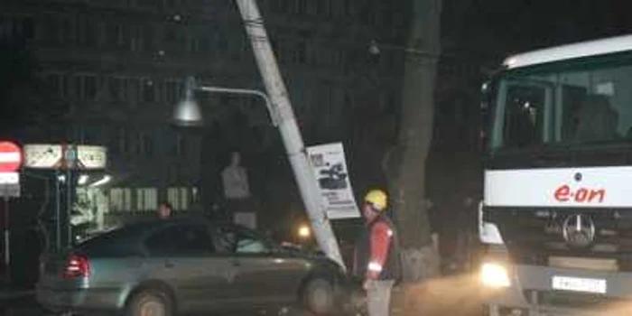 Echipele E.on au trebuit să se asigure că stâlpul rupt nu se va prăbuşi până va fi înlocuit.