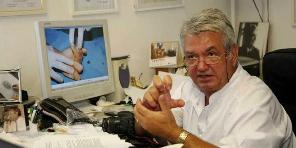 Profesorul Teodor Stamate şi echipa lui au redat mobilitatea a două degete înţepenite