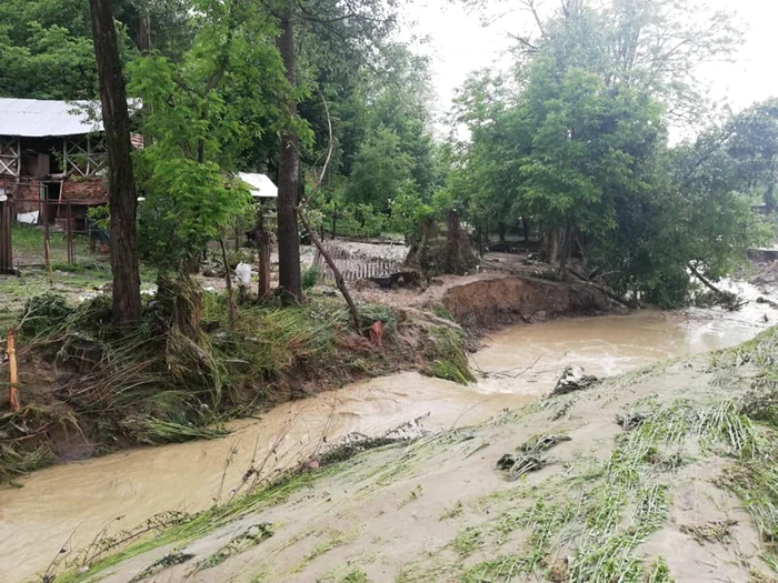 Specialiştii au emis o alertă de viituri pe râuri din toată ţara