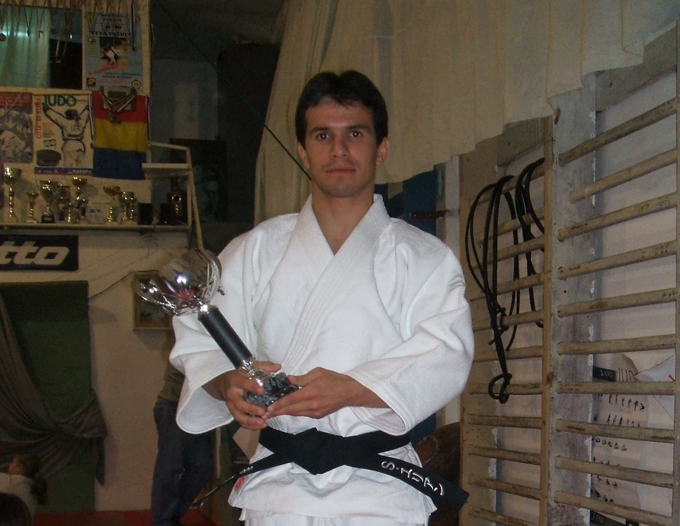 Iulian  Surlă este profesor la LPS Focşani 