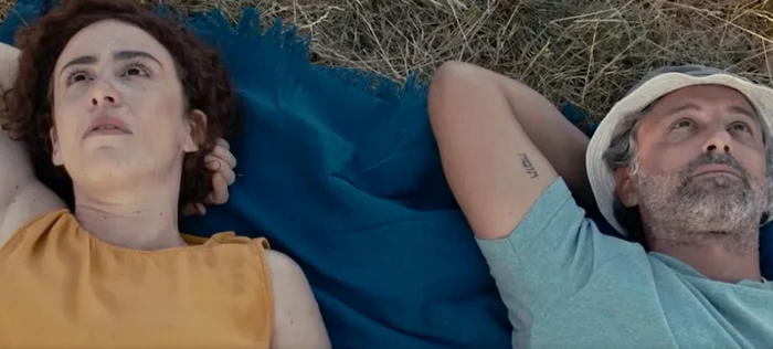 Scurtmetrajul românesc „Prin oraş circulă scurte poveşti de dragoste”, regizat de Carina-Gabriela Daşoveanu (UNATC)