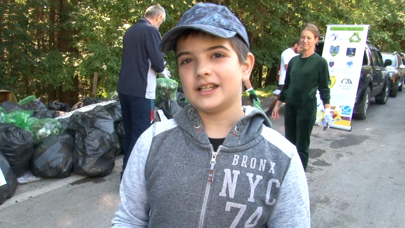 Voluntarii au strâns zeci de saci de gunoi de lângă drumul dintre Predeal şi Râşnov FOTO Ioan Buciumar