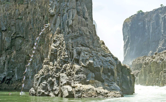 
    La antrenamente,  împreună cu  Jonathan Paredes  (25 de ani)  