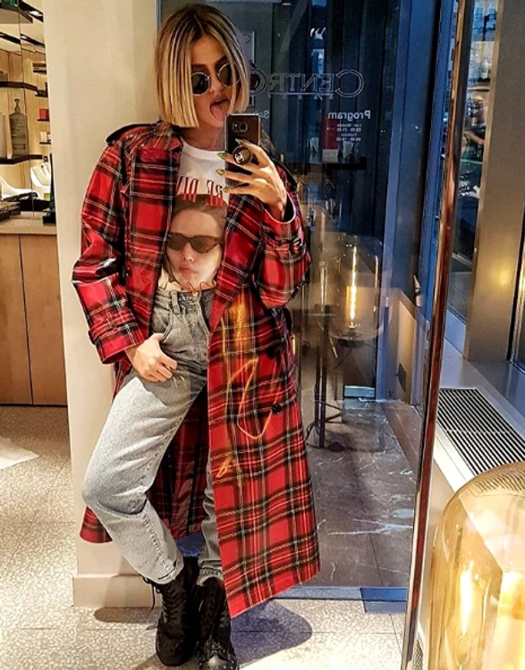 Lidia Buble a asortat în mod nereuşit o pereche de bocanci cu un imprimeu de inspiraţie scoţiană 