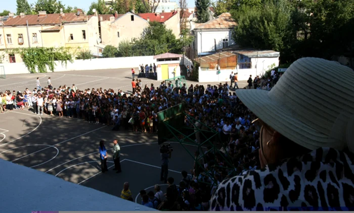 O profesoară a rămas cu privirea pierdută amintindu-și de anii tinereții