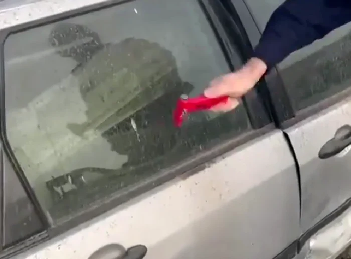 Dispozitivul nu a spat geamul, dar a fost distrus după câteva lovituri